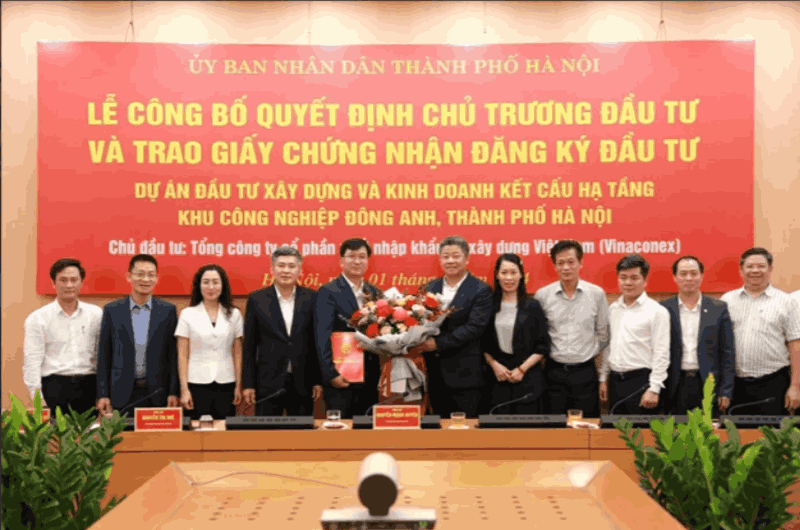 Lãnh đạo Ban Quản lý các Khu công nghiệp và chế xuất Hà Nội trao Giấy chứng nhận đăng ký đầu tư cho Nhà đầu tư