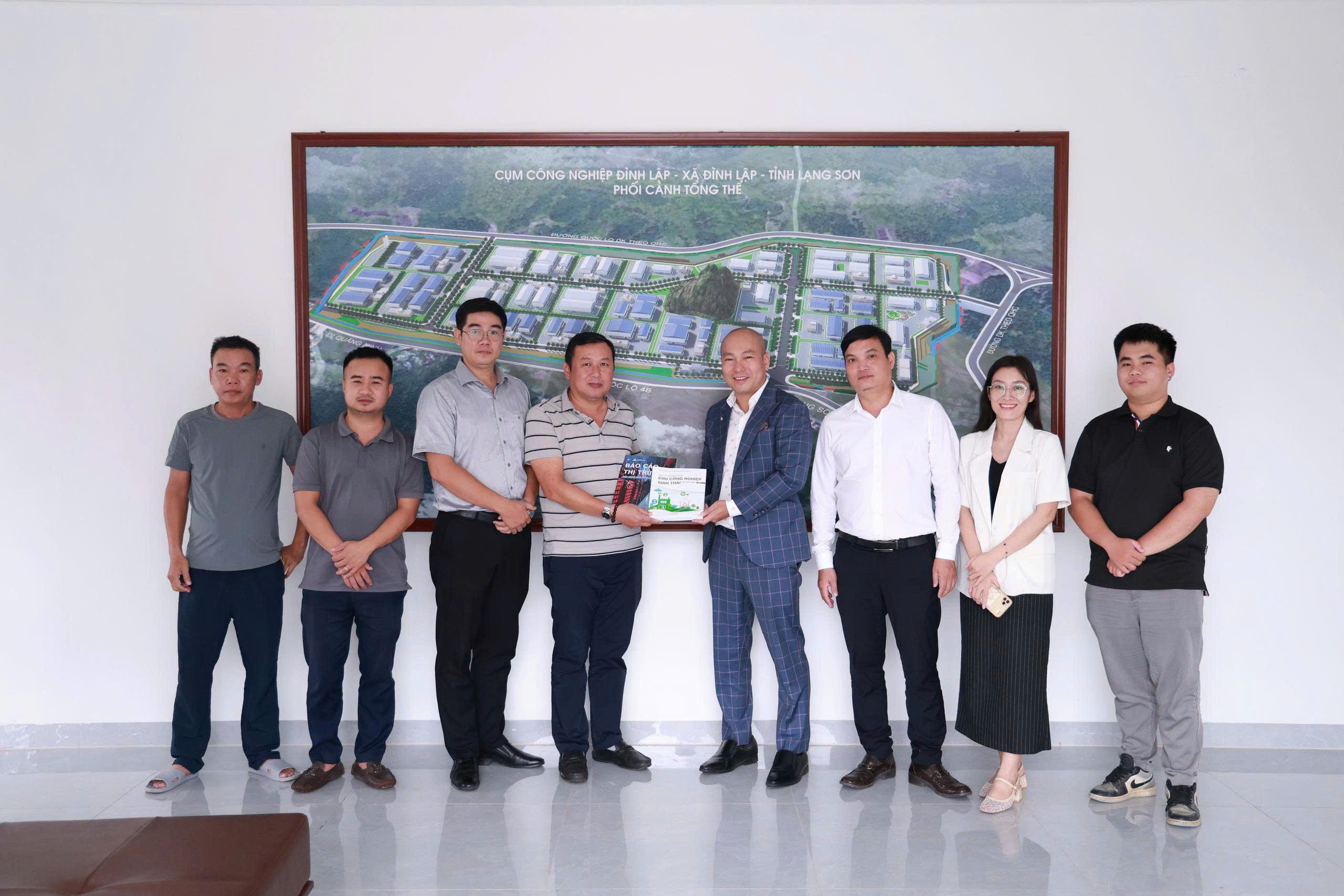 VietnamIZ làm việc và khảo sát tại CCN Đình Lập, tăng cường các hoạt động xúc tiến đầu tư